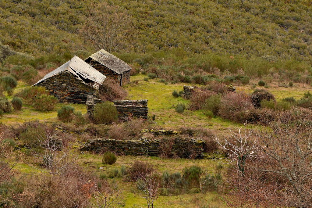 Brañas en la subida a Campo del Agua desde Burbia, Vega de Espinareda, El Bierzo, León, Castilla y León, España.