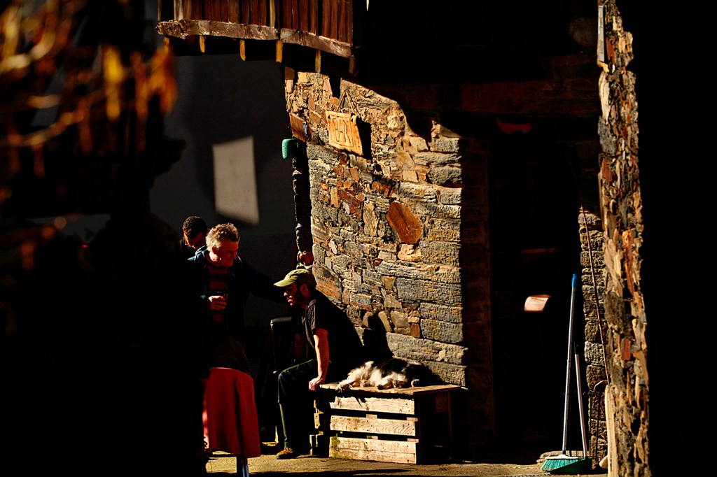 Vecinos reunidos frente al bar de Burbia, Vega de Espinareda, El Bierzo, León, Castilla y León, España.