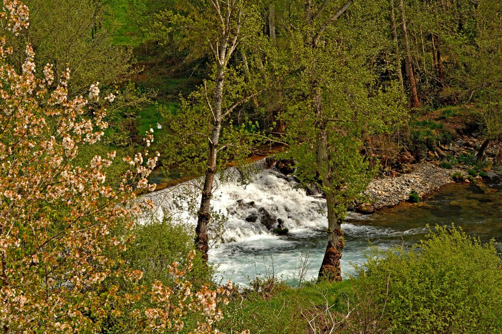 Cascada en las cercanías a San Pedro de Olleros, Vega de Espinareda, El Bierzo, León, Castilla y León, España.
