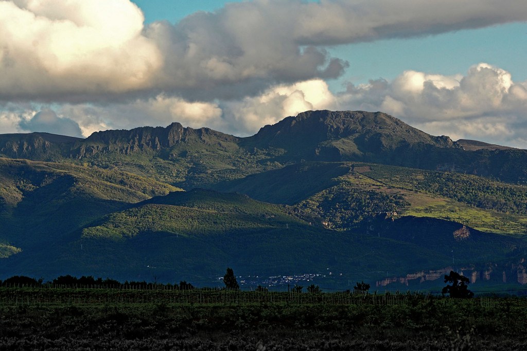 Santalla a los pies de los Montes Aquilianos, Priaranza del Bierzo, El Bierzo, León, Castilla y León, España.