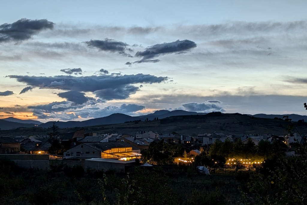 Nubes de un atarceder en Cacabelos, El Bierzo, León, Castilla y León, España.