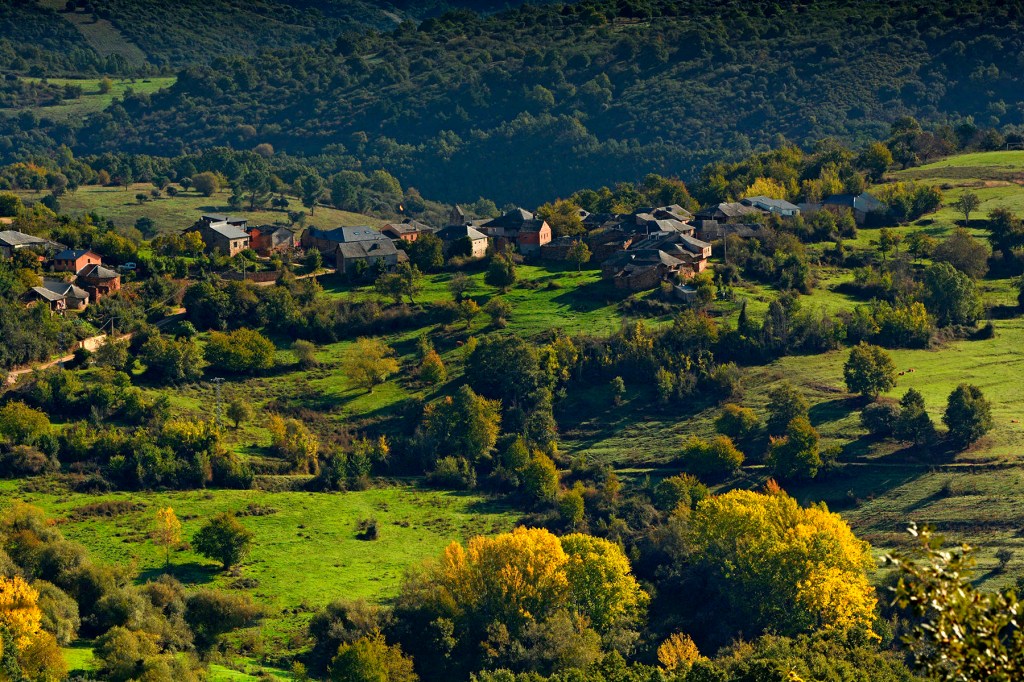 Panorámica otoñal de Paradiña, Villafranca del Bierzo, León, España.