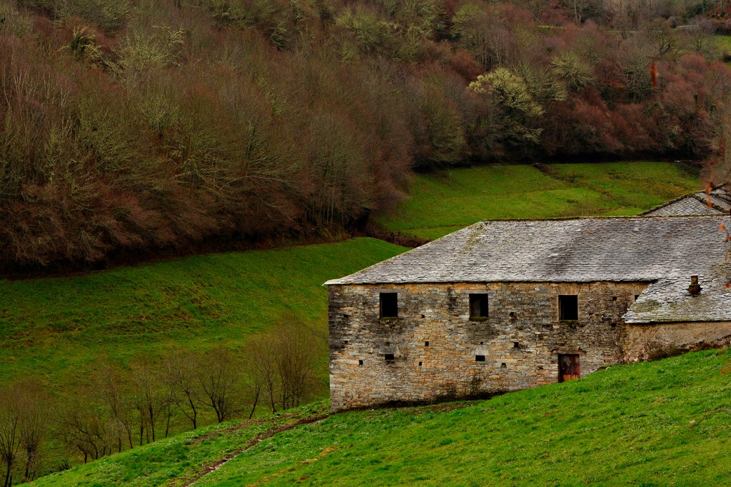 En uno de los numerosos valles de la Sierra de Ancares, Lugo, Galicia, España.
