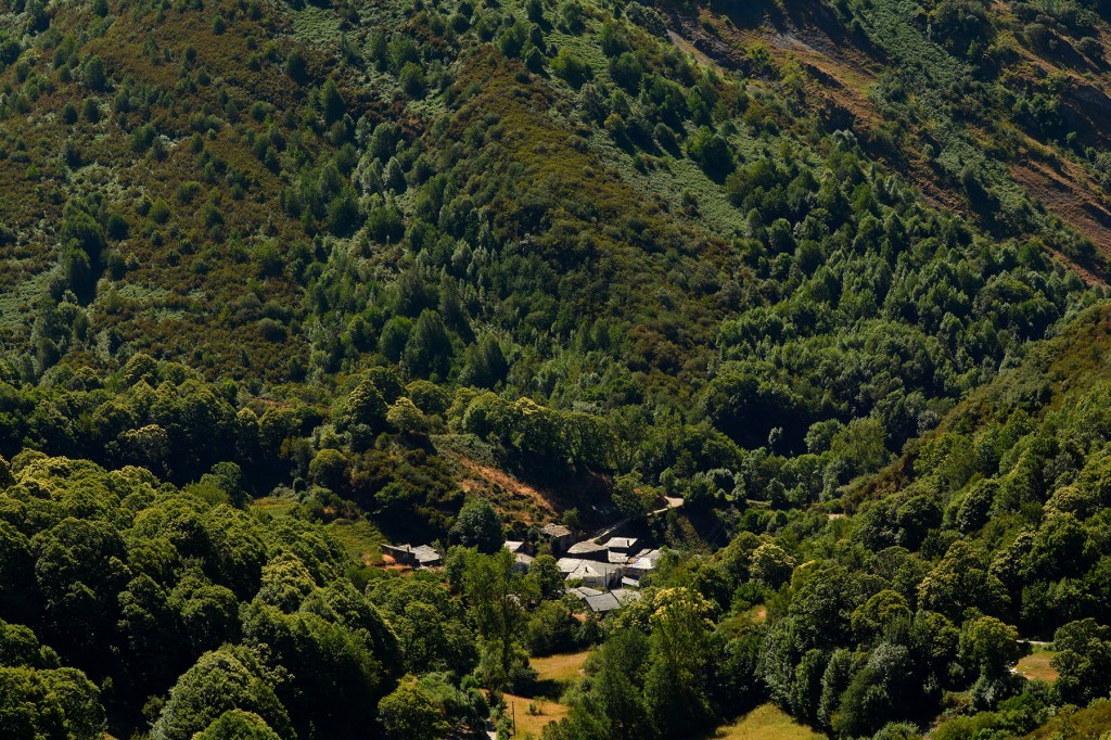 Barrio de Reibarba de Visuña escondido entre las montañas de Courel, municipio de Folgoso de Caurel, Lugo, Galicia, España.