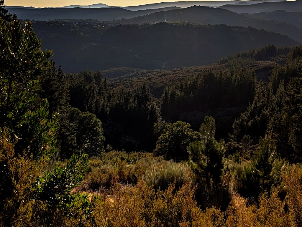 Arriba a la izquierda, en una toma desde el camino que discurre entre San Vicente y Valle de Finolledo, destaca en la penumbra San Pedro de Olleros, Vega de Espinareda, El Bierzo, León, Castilla y León, España.