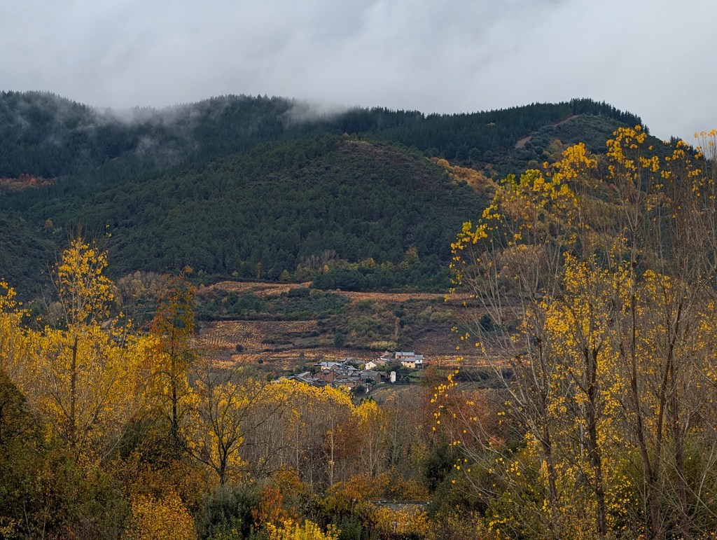 San Clemente desde el paraje de La Edrada, Cacabelos, El Bierzo, León, Castilla y León, España.
