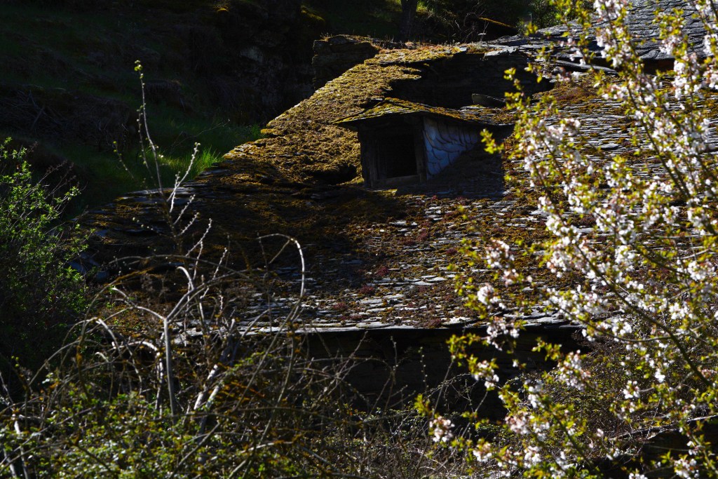 Casa con buhardilla en San Vicente, Arganza, El Bierzo, León, España.