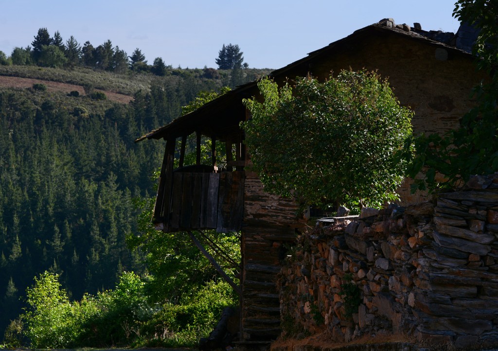 Casa con corredor de madera en Onamio, Molinaseca, El Bierzo, León, España.
