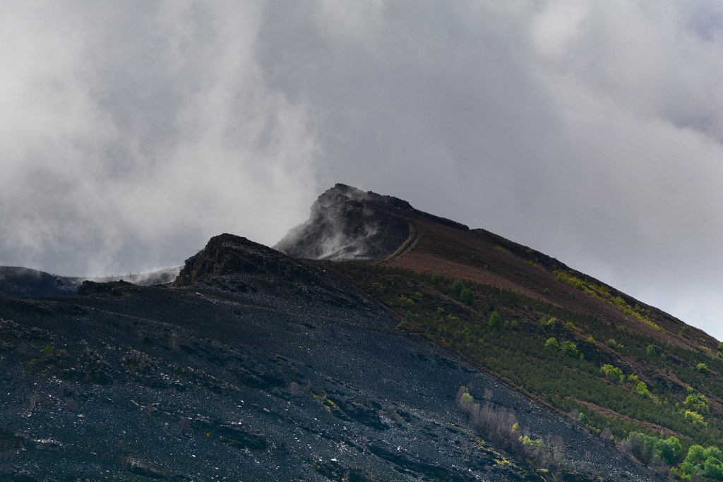 Montaña de la Sierra de Caurel (Lugo) salvada del fuego, al menos una parte, por un cortafuegos. En la toma puede verse las dos zonas perfectamente diferenciadas. Sierra do Caurel, Lugo, Galicia, España.