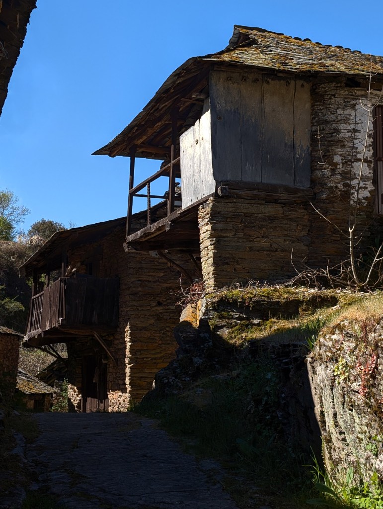 Corredores típicamente bercianos, en este caso dentro del sorprendente poblado de San Vicente, Arganza., El Bierzo, León, España.