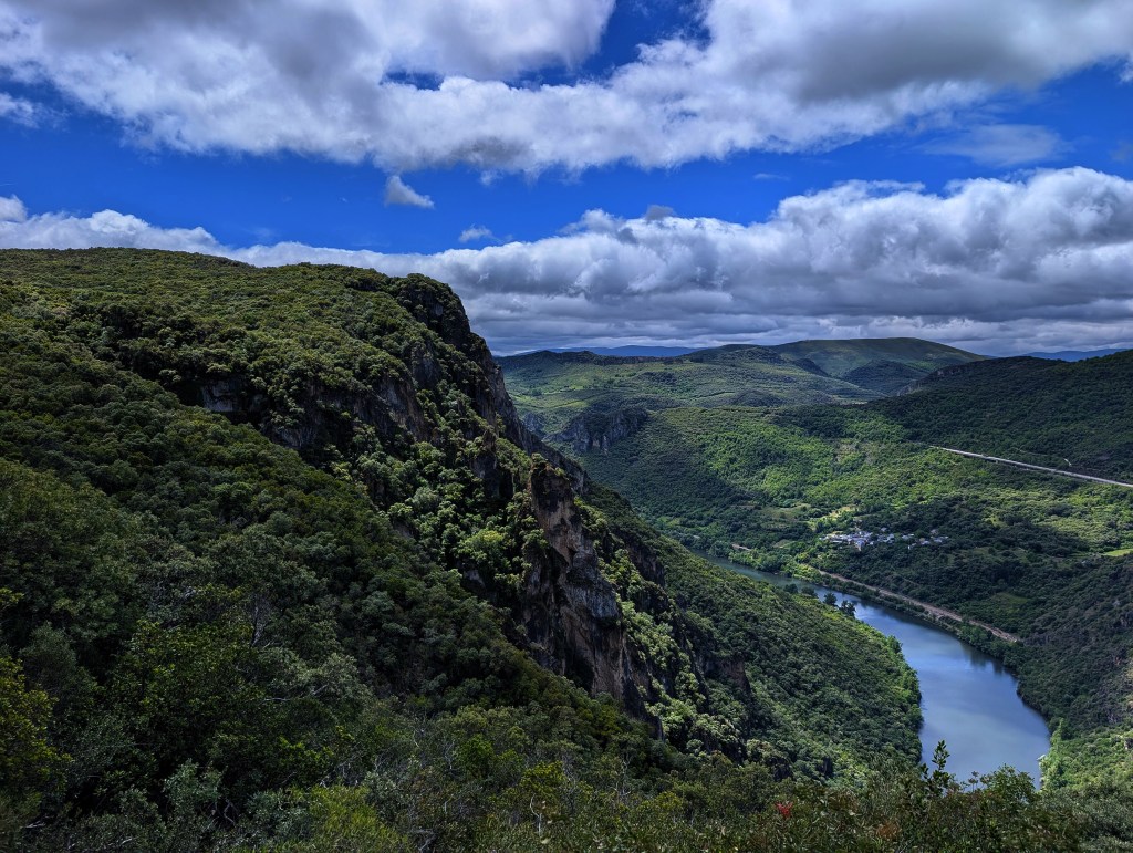 La pequeña Aldea de Covas en la ribera del río Sil, Rubiana, Orense, Galicia, España.