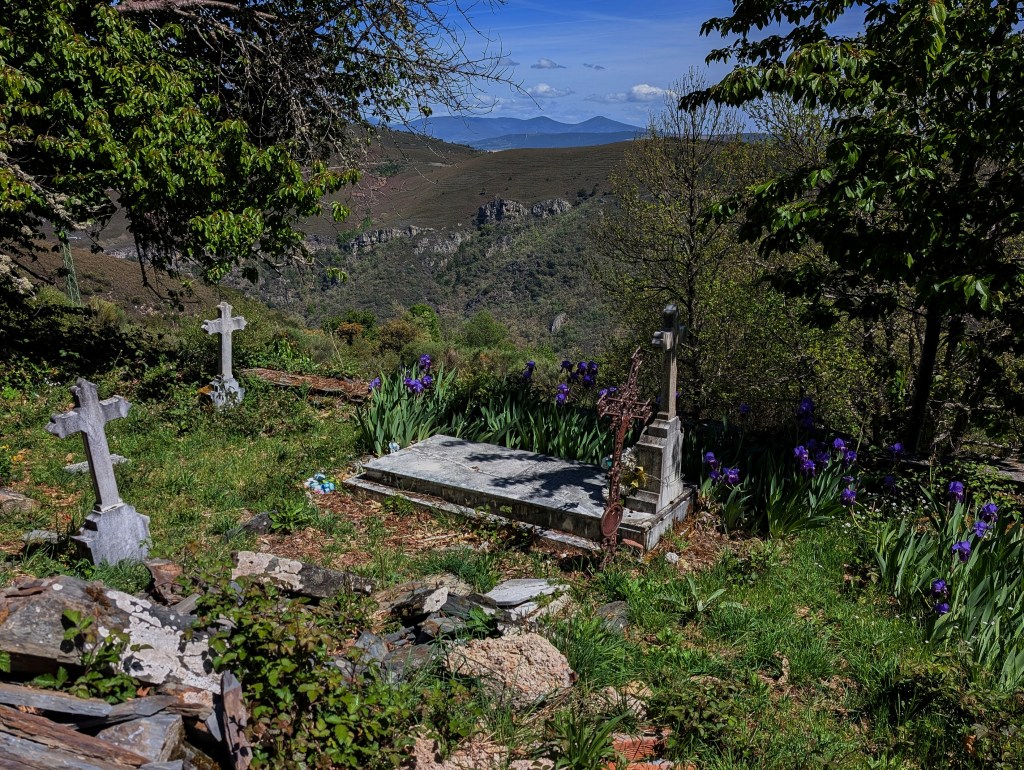 Pequeño y coqueto cementerio, ya abandonado cerca de su pueblo Villarbón, en el municipio de Valle de Ancares (Candín), Ancares, El Bierzo, León, España.