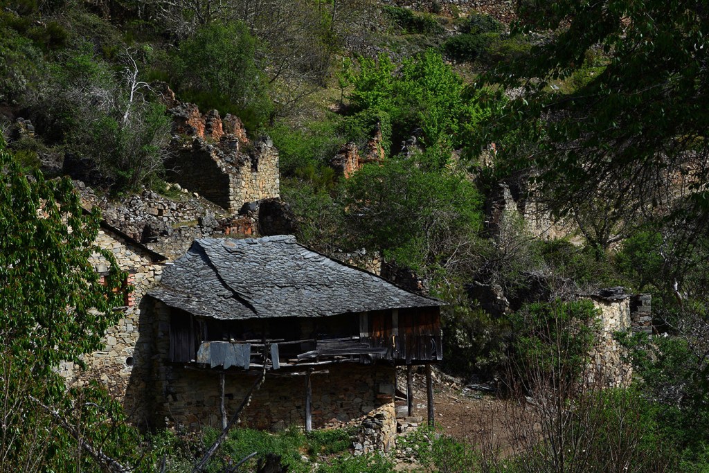 El poblado abandonado y sus casas en ruinas de La Bustarga, Vega de Espinareda, El Bierzo, León, Castilla y León, España.