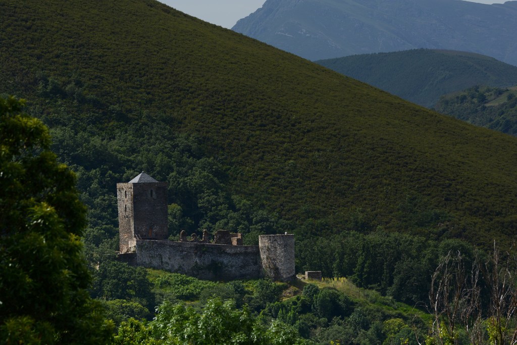 Castillo medieval de Balboa, El Bierzo, León, Castilla y León, España.