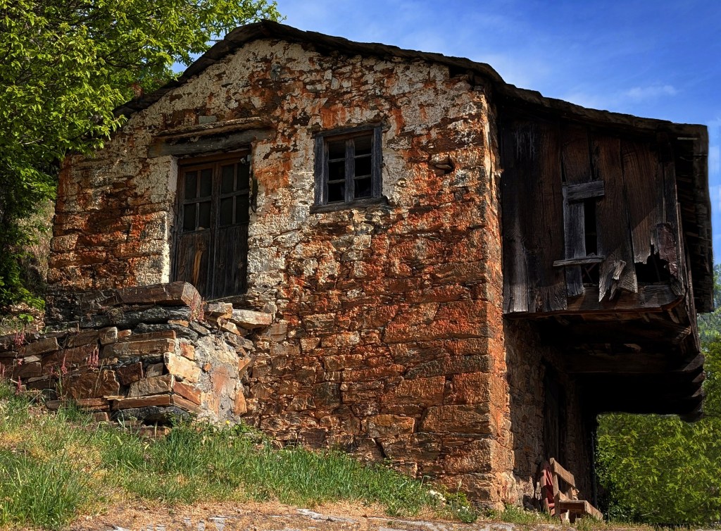 La vieja escuela del siglo XX en Cela, Villafranca del Bierzo, El Bierzo, León, España.