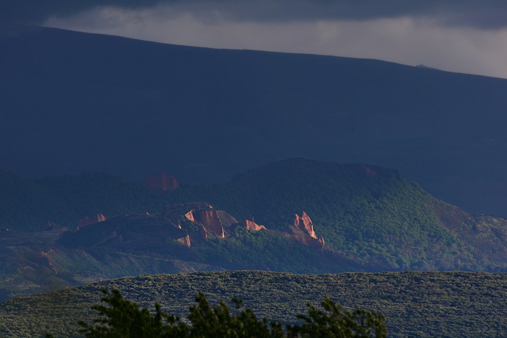 Paraje de Las Médulas en una toma desde Cacabelos, El Bierzo. Las Médulas es un entorno paisajístico español formado por una antigua explotación minera de oro romana situado en las inmediaciones de la localidad homónima, El Bierzo, León, Castilla y León, España.
