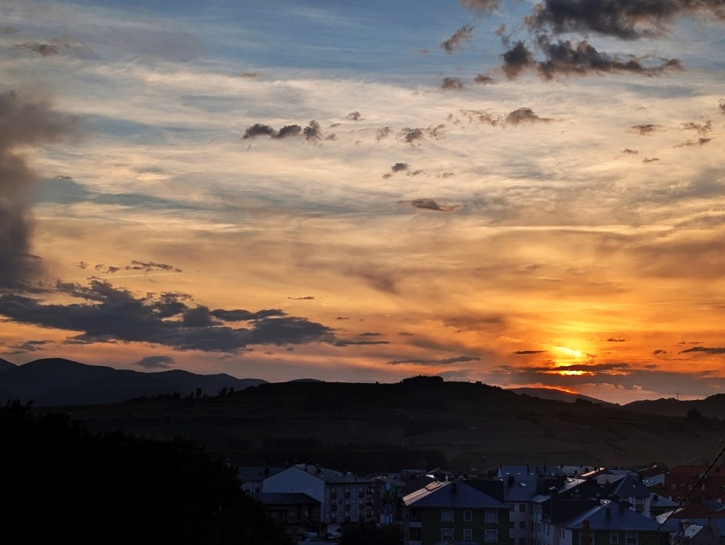 Atardecer primaveral en Cacabelos, El Bierzo, León, Castilla y León, España.