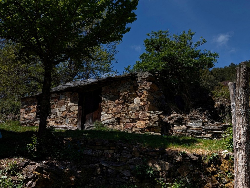 La armonía arquitectónica, a pesar su estado ruinoso, todavía presente en cada rincón de Villarbón, Valle de Ancares (Candín), Ancares, El Bierzo, León, Castilla y León, España.