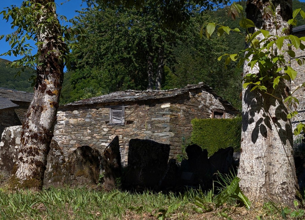 Casas y valla de losas de pizarra ancestrales en Busmayor, Barjas, El Bierzo, León, Castilla y León, España.
